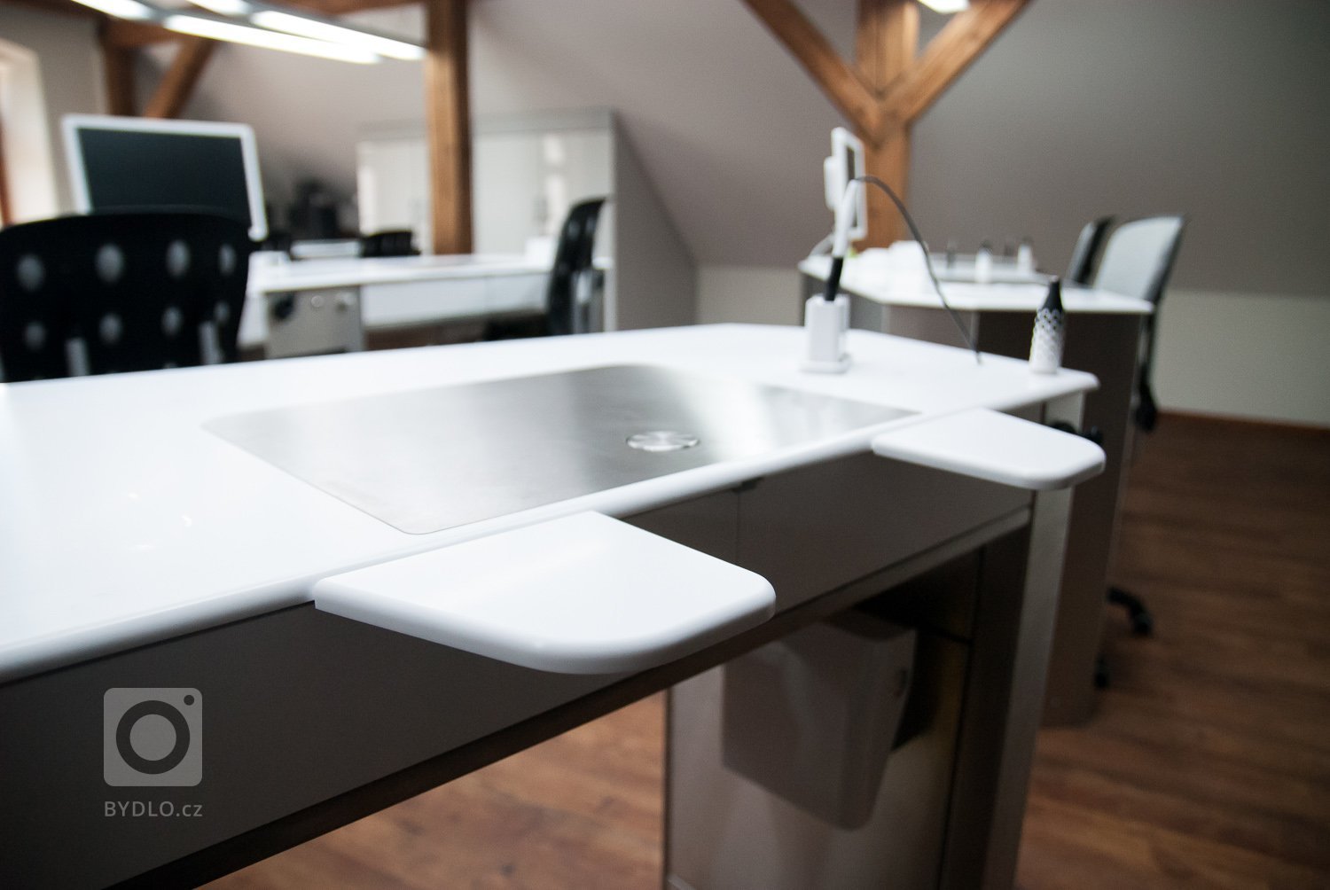 Návrh specialních stolú pro dentalní laboratoř. Specialní stoly s vyspělou technologii. Design a vývoj Milan Sobotík.
