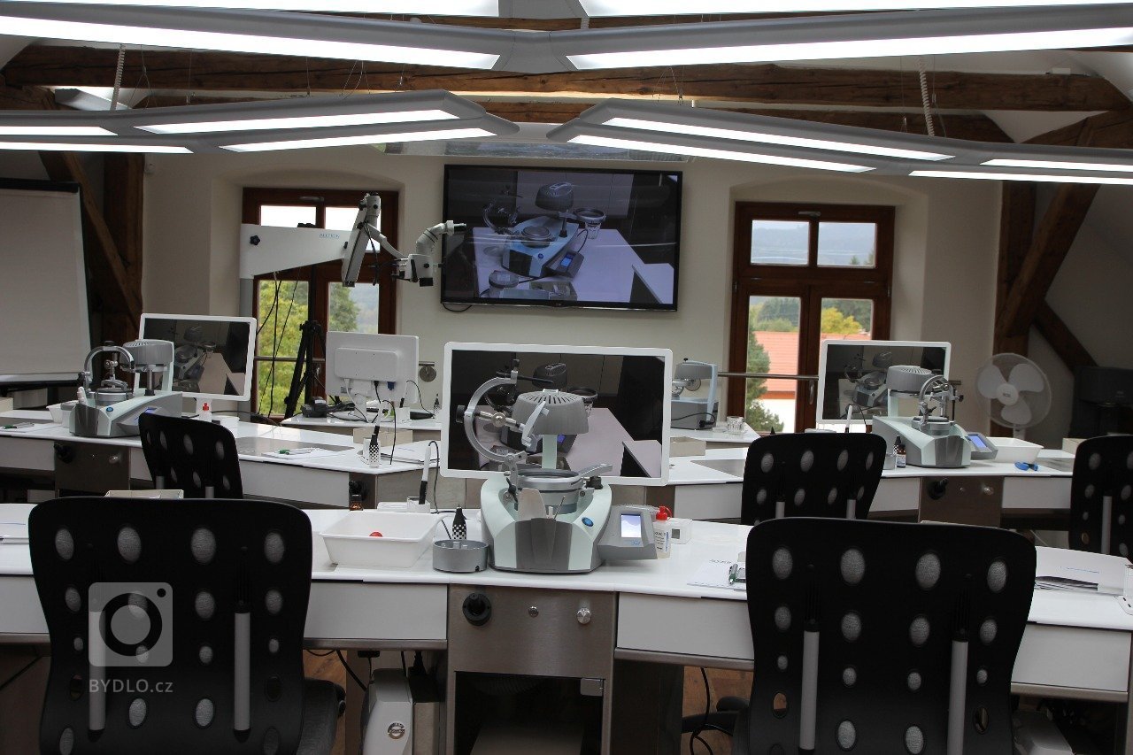 Návrh specialních stolú pro dentalní laboratoř. Specialní stoly s vyspělou technologii. Design a vývoj Milan Sobotík.
