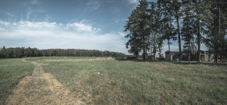 Rodinný dům je navržen jako &bdquo;minimální&ldquo; bydlení pro mladou rodinu s&nbsp; dětmi. Klíčovým faktem bylo zachování, co do největší míry, přírodní…