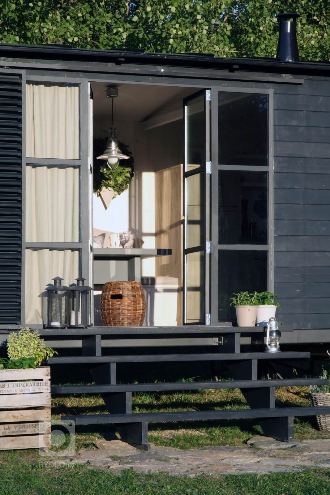 Naše maringotka splňuje požadavky plně komfortního mini bydlení. Může sloužit jako moderní chata, jako &ldquo;depandance&rdquo; k domu pro návštěvy, nebo jako…