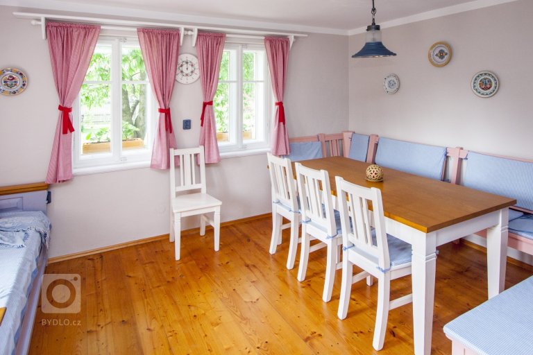 Venkvská chalupa v Českém ráji.&nbsp;Na této krásné chalupě jsem měla možnost spolupracovat od návrhu barevnosti nábytku až po výběr veškerých dekorací a…