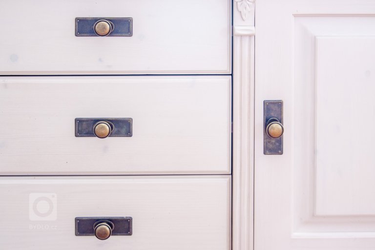 Venkvská chalupa v Českém ráji.&nbsp;Na této krásné chalupě jsem měla možnost spolupracovat od návrhu barevnosti nábytku až po výběr veškerých dekorací a…