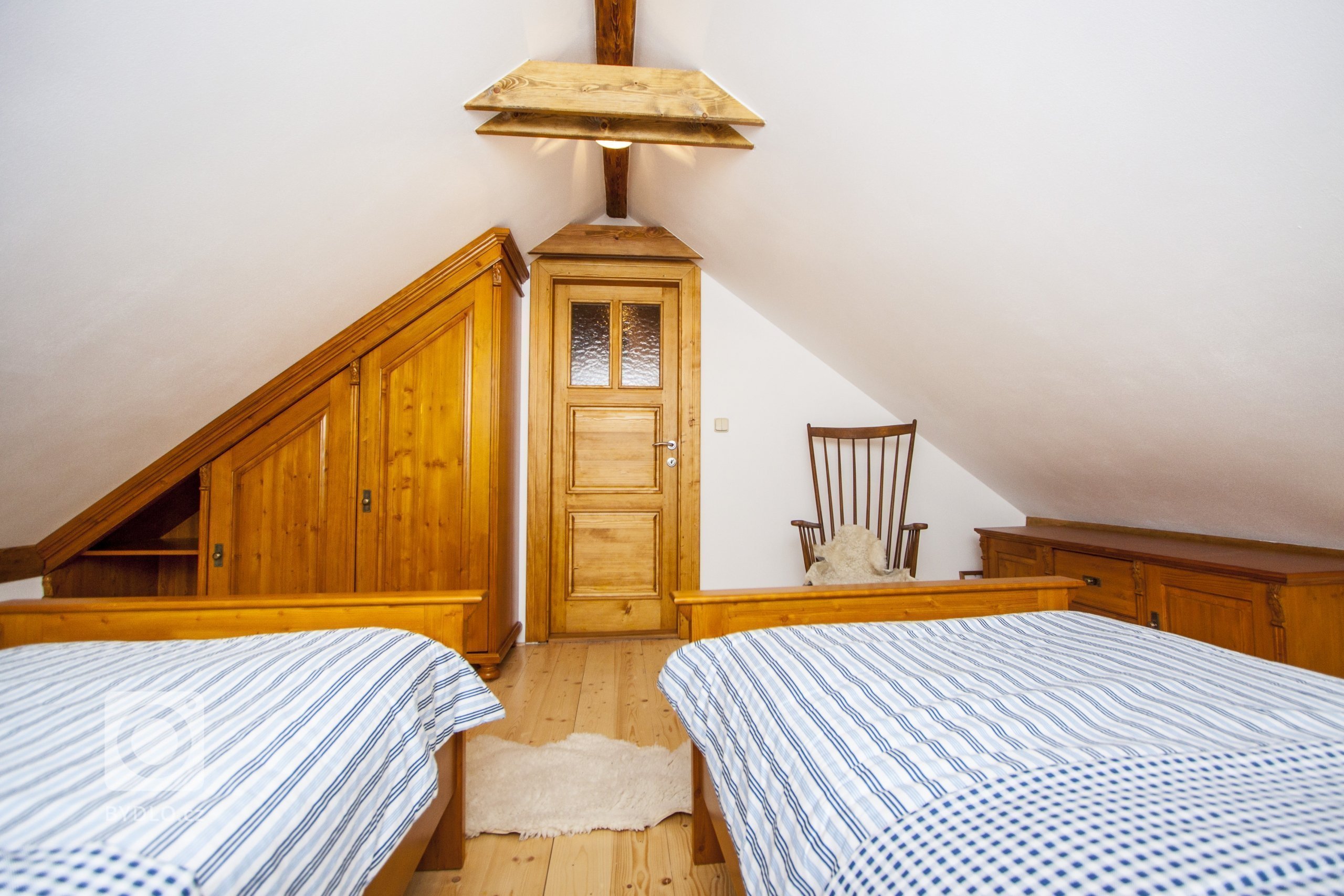 Venkvská chalupa v Českém ráji.&nbsp;Na této krásné chalupě jsem měla možnost spolupracovat od návrhu barevnosti nábytku až po výběr veškerých dekorací a…