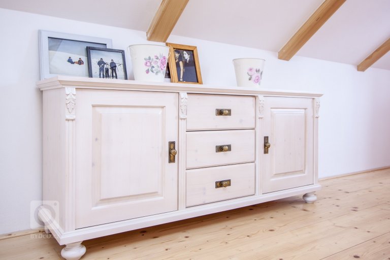 Venkvská chalupa v Českém ráji.&nbsp;Na této krásné chalupě jsem měla možnost spolupracovat od návrhu barevnosti nábytku až po výběr veškerých dekorací a…