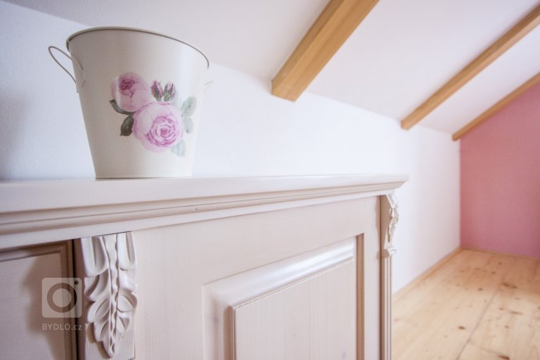 Venkvská chalupa v Českém ráji.&nbsp;Na této krásné chalupě jsem měla možnost spolupracovat od návrhu barevnosti nábytku až po výběr veškerých dekorací a…