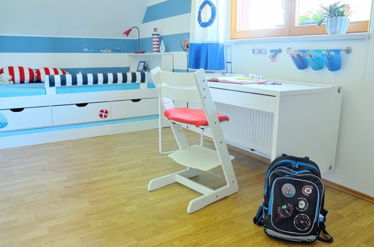 V pokoji bylo třeba vytvořit zónu na spaní, hrací koutek a do budoucna učení. Postel je zrealizována jako vestavěná do niky pod šikminou - atypická, na míru…