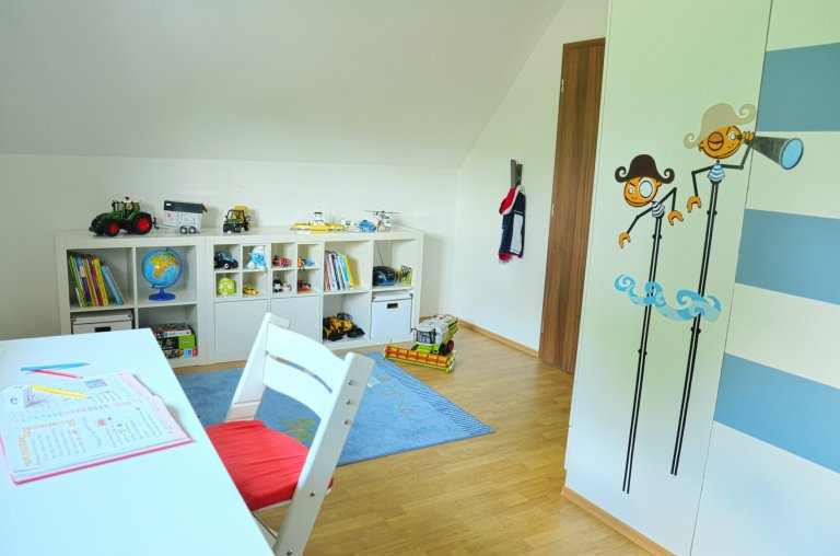 V pokoji bylo třeba vytvořit zónu na spaní, hrací koutek a do budoucna učení. Postel je zrealizována jako vestavěná do niky pod šikminou - atypická, na míru…