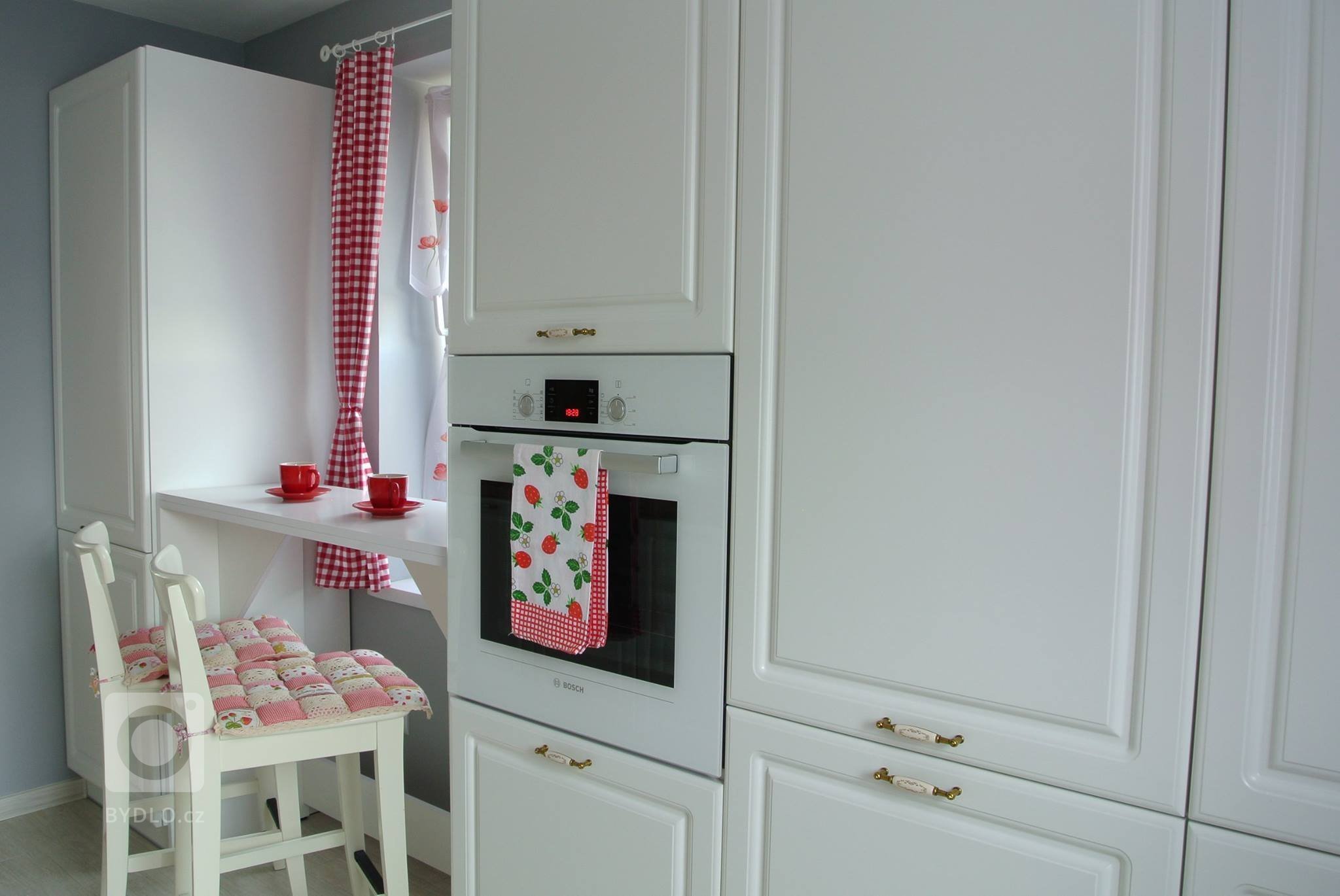 Kvalitní levná kuchyně z bílé fólie ve stylu Provence
