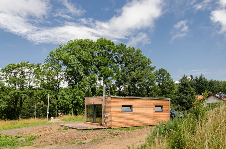 Realizace moderní chaty v krásné přírodě CHKO Broumovsko. Chata o rozměru 9x6 m s dřevěnou terasou stojí na kopci a má tak pěkný výhled do okolní krajiny.…