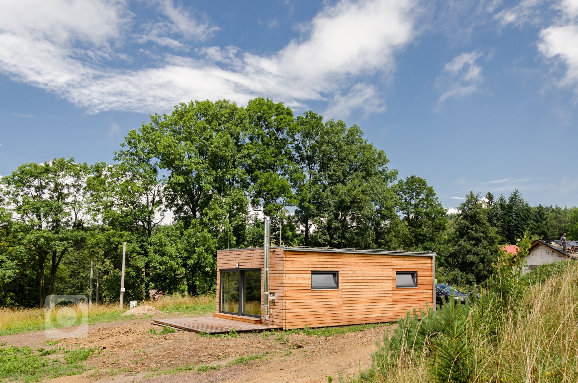 Realizace moderní chaty v krásné přírodě CHKO Broumovsko. Chata o rozměru 9x6 m s dřevěnou terasou stojí na kopci a má tak pěkný výhled do okolní krajiny.…