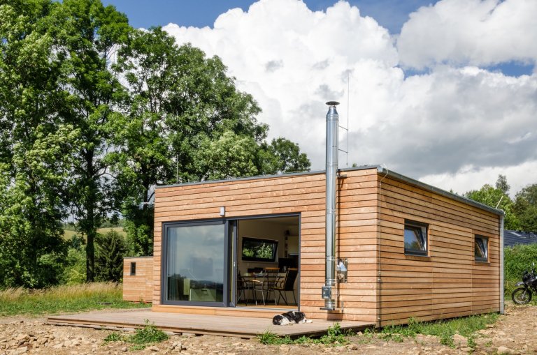 Realizace moderní chaty v krásné přírodě CHKO Broumovsko. Chata o rozměru 9x6 m s dřevěnou terasou stojí na kopci a má tak pěkný výhled do okolní krajiny.…