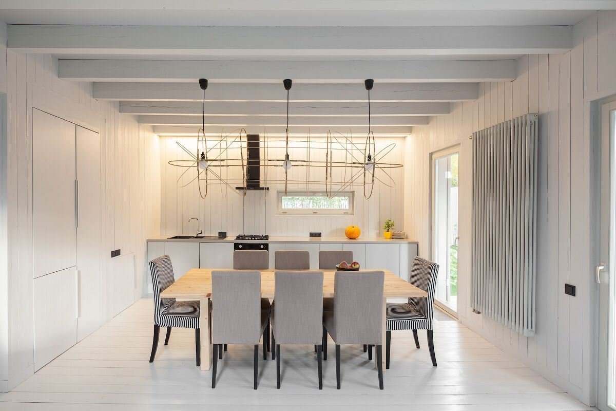 Architekt postavil jednoduchou dřevostavbu pro svou rodinu