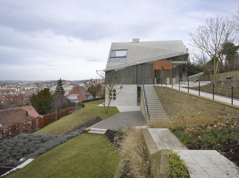 Moderní dům postavený z recyklovaných materiálů
