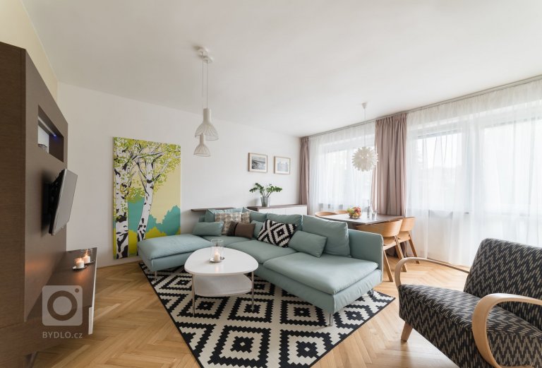 Čerství majitelé třípokojového bytu se dvěma lodžiemi a malým balkonem měli od začátku jasno v tom, že chtějí mít bydlení ve skandinávském stylu. Jenže původně…