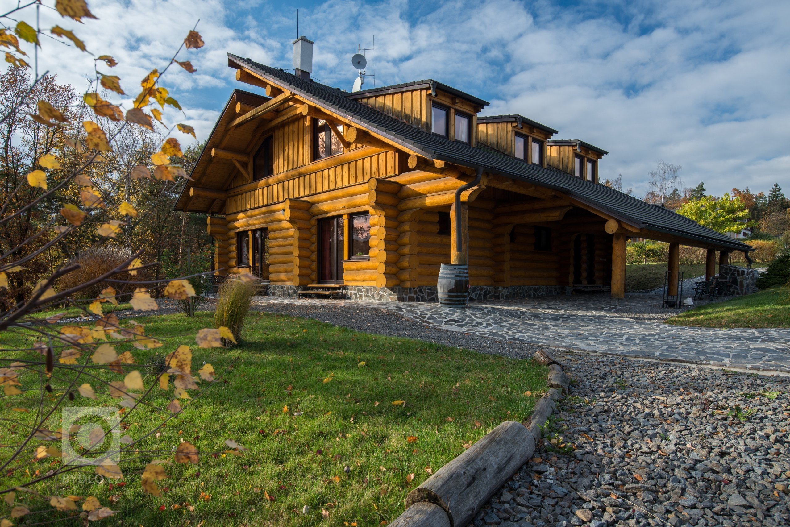 Srub zasazený na pozemku v blízkosti lesa je obklopený volným nezastavěným prostorem a pastvinami s koňmi. Koncept domu, zařízení, dispozice a vybavení jsou…