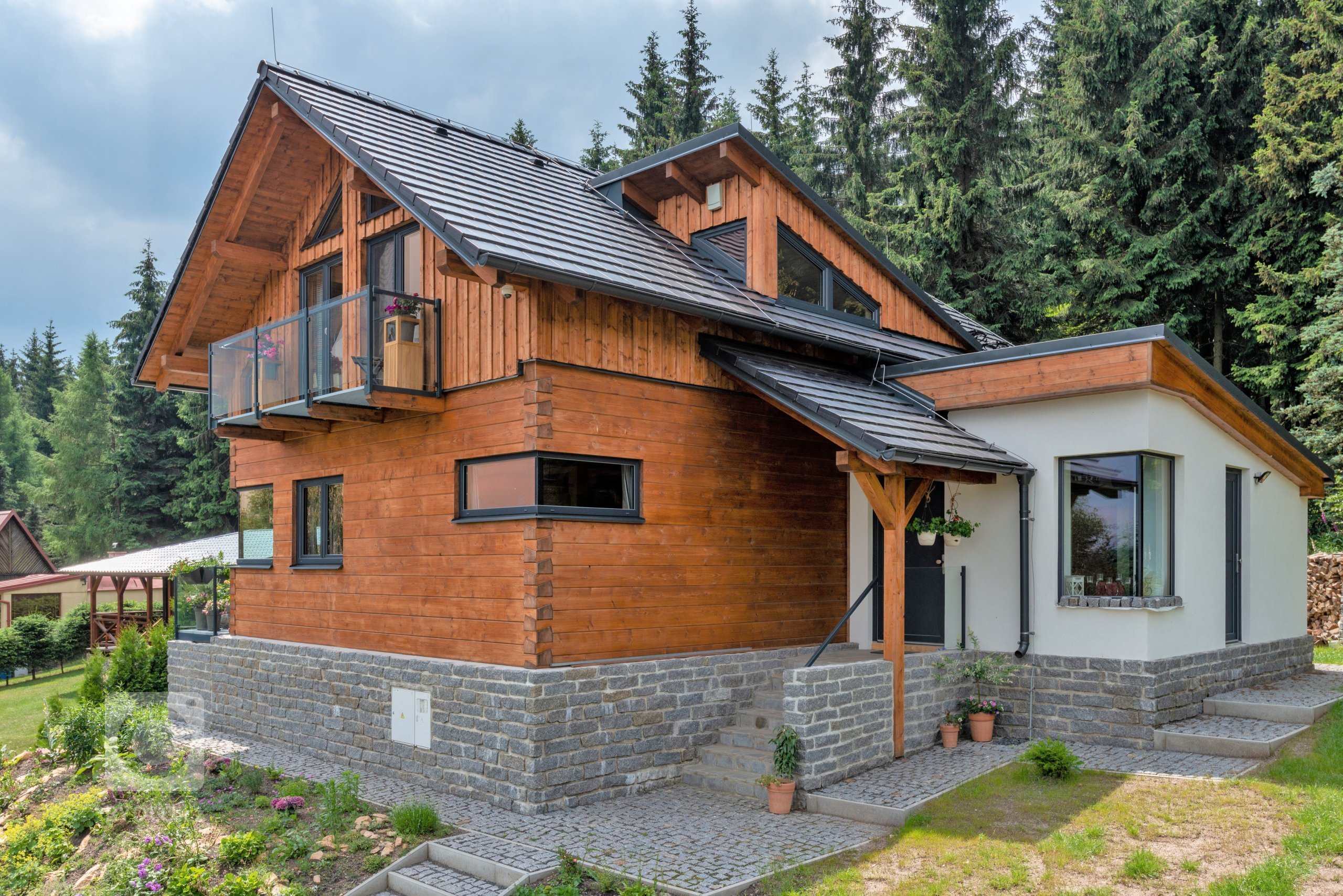 Tato roubenka slouží čtyřčlenné rodině zatím pouze k rekreaci. Máte-li rádi přírodu, přírodní materiály a moderní architekturu&nbsp;&ndash; pak je roubenka…