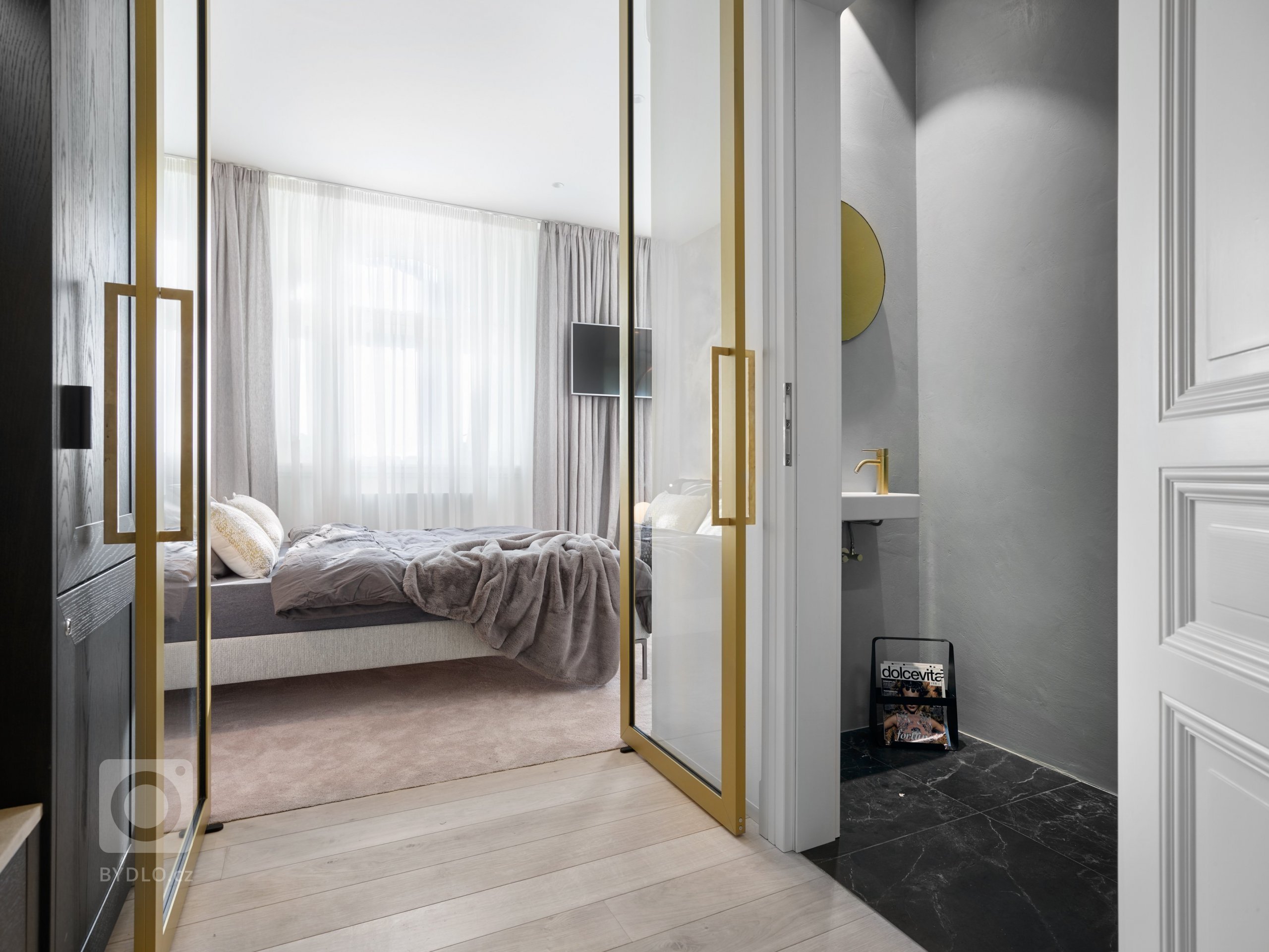 Do hlavní ložnice se vchází skrz soukromou šatnu a mosaznými luxusními dveřmi. 