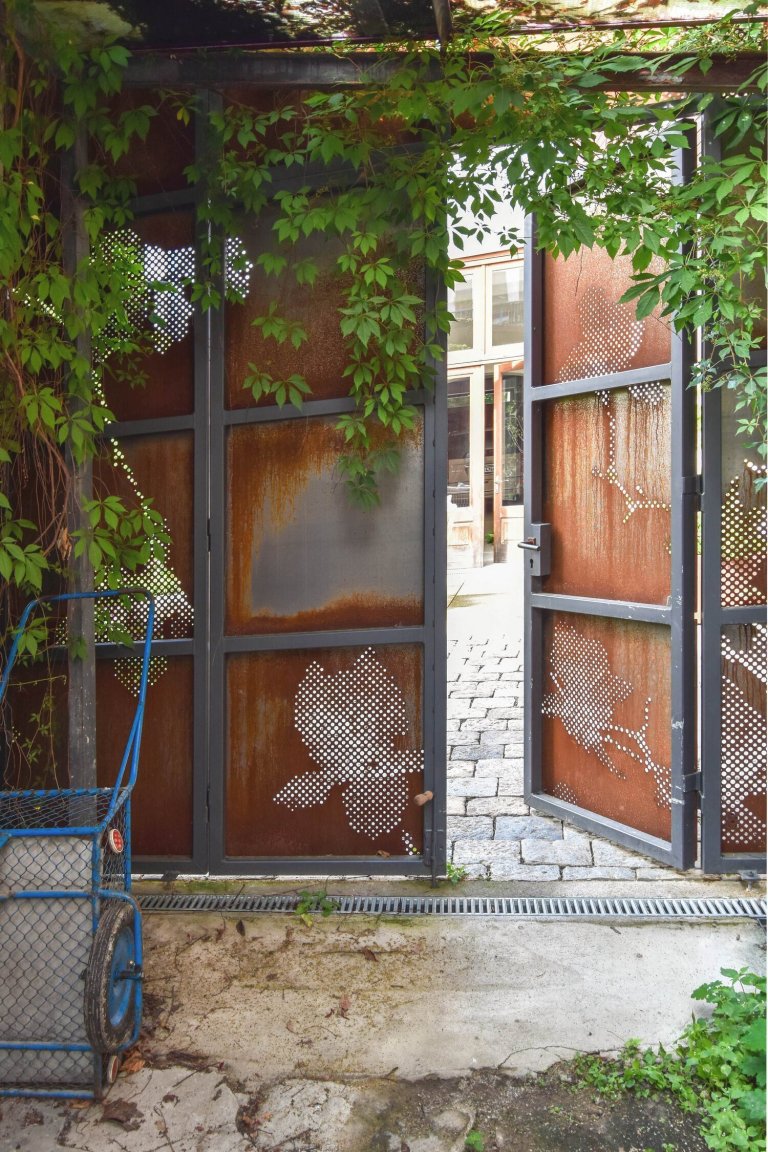 Otevíráme bránu další drobné realizace v pokojném prostředí atria kdesi v Litomyšli. Malé vnitřní atrium městského domu&nbsp;skoro v samotném centru města je…