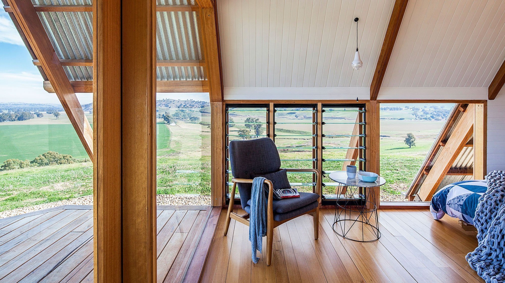 Osamocená chata na vrcholu připomíná stan