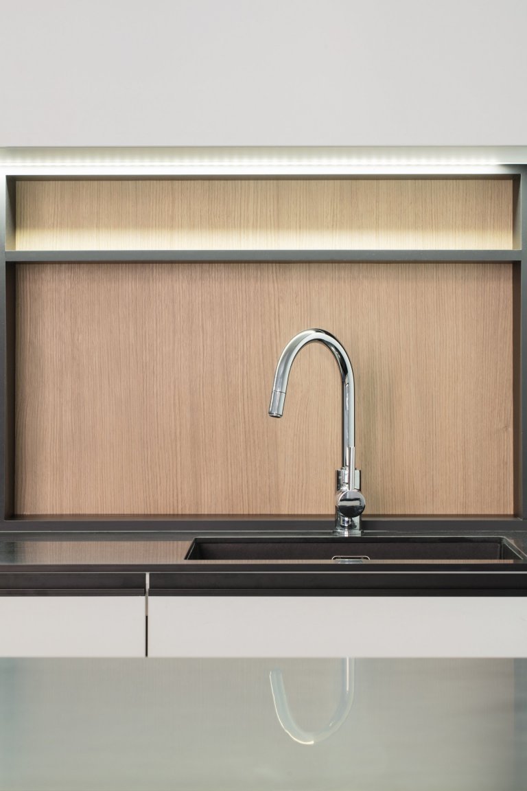 Moderní kuchyně citlivě korespondující s bytem v historickém domě v Královských Vinohradech. Použity byly materiály jako: černý Corian, bělená dubová dýha.…