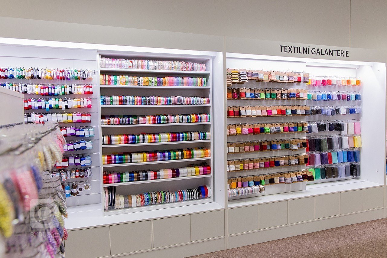 Nabízíme komplexní služby při zařizování komerčních interiérů, nábytek vyrábíme dle dodané projektové dokumentace, nebo zadání investora.&nbsp;Prodejna je…