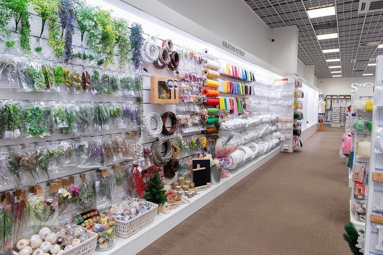 Nabízíme komplexní služby při zařizování komerčních interiérů, nábytek vyrábíme dle dodané projektové dokumentace, nebo zadání investora.&nbsp;Prodejna je…