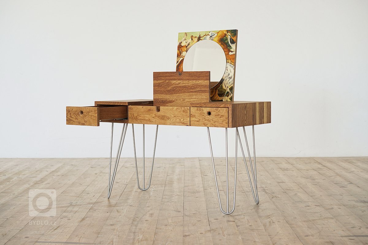 Další série z dílny NARKi furniture, konkrétně &quot;Lovecká sezóna&quot; vyrobená z masivního baheního dubu. Pojednaná malbami Dominika Běhala. Vztahuje se ke…
