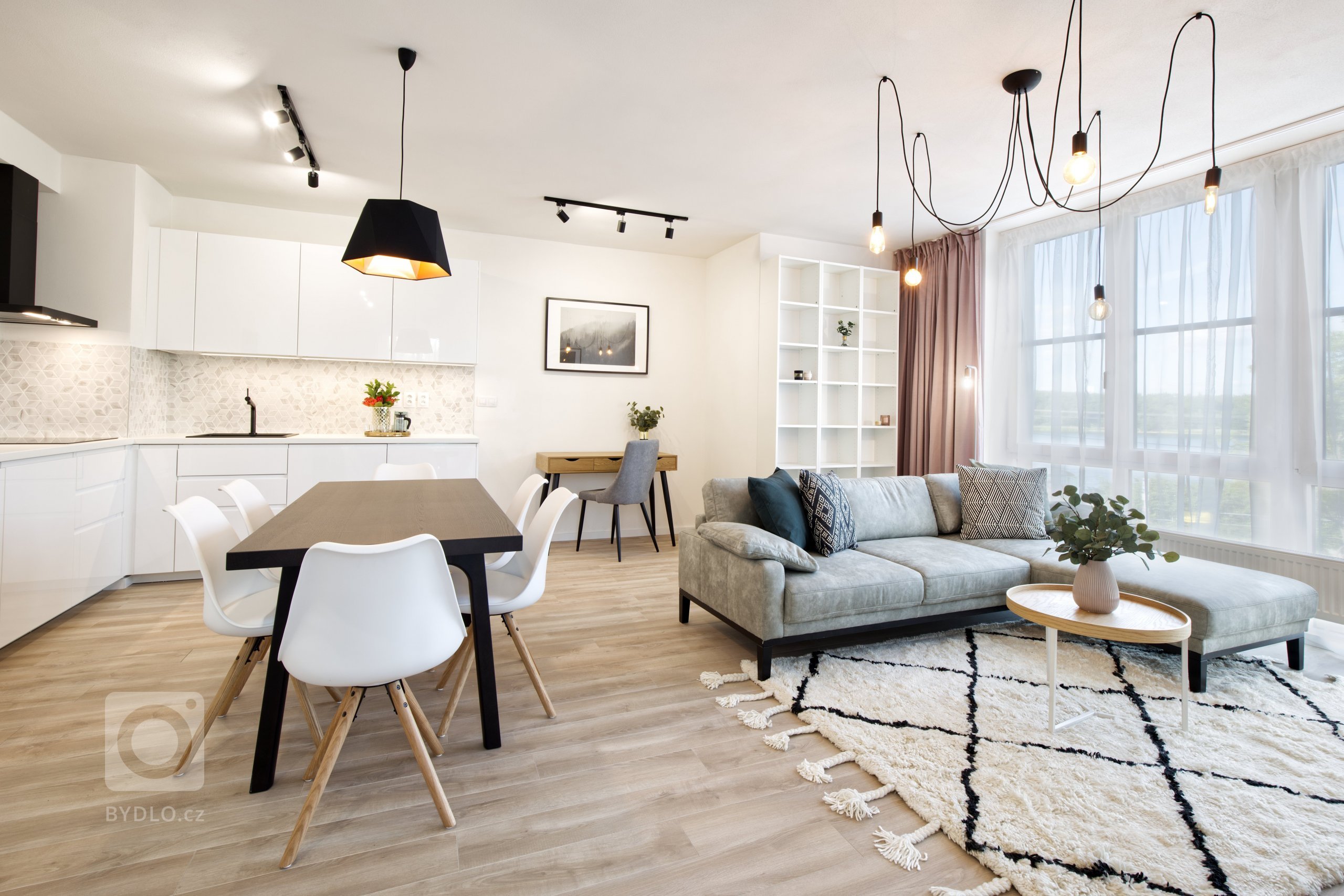 Devadesátimetrový byt&nbsp;pro tříčlennou rodinu. Majitelé si konečně pořídli vysněné bydlení v novostavbě a nechali nám tak volnou ruku, aby v bytě bylo vše…