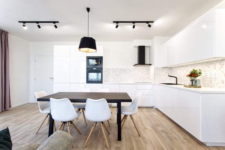 Devadesátimetrový byt&nbsp;pro tříčlennou rodinu. Majitelé si konečně pořídli vysněné bydlení v novostavbě a nechali nám tak volnou ruku, aby v bytě bylo vše…