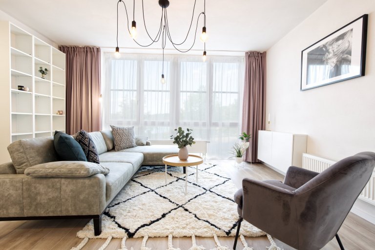 Devadesátimetrový byt&nbsp;pro tříčlennou rodinu. Majitelé si konečně pořídli vysněné bydlení v novostavbě a nechali nám tak volnou ruku, aby v bytě bylo vše…