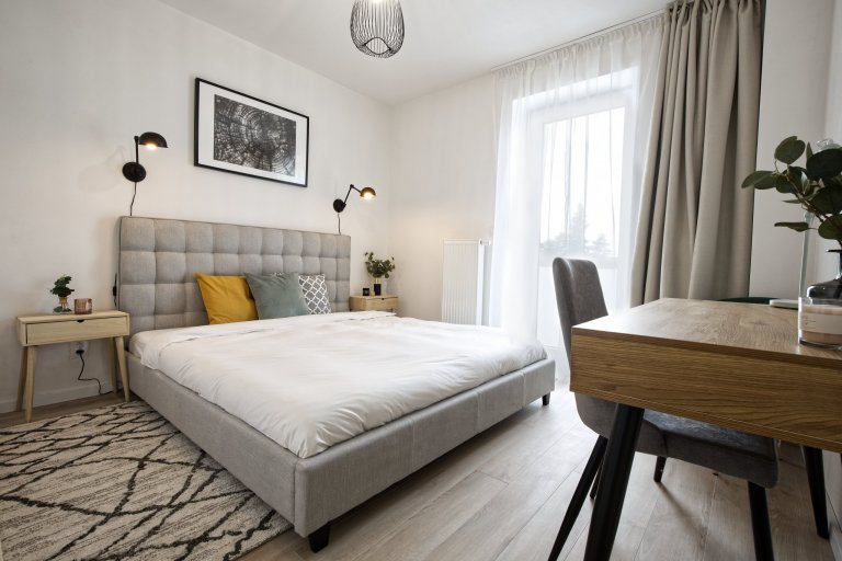 Devadesátimetrový byt&nbsp;pro tříčlennou rodinu. Majitelé si konečně pořídli vysněné bydlení v novostavbě a nechali nám tak volnou ruku, aby v bytě bylo vše…