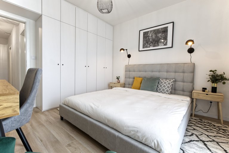 Devadesátimetrový byt&nbsp;pro tříčlennou rodinu. Majitelé si konečně pořídli vysněné bydlení v novostavbě a nechali nám tak volnou ruku, aby v bytě bylo vše…