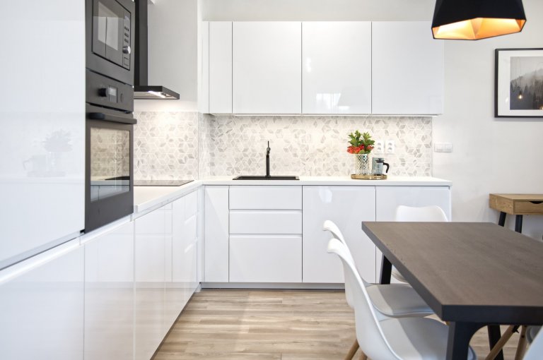 Devadesátimetrový byt&nbsp;pro tříčlennou rodinu. Majitelé si konečně pořídli vysněné bydlení v novostavbě a nechali nám tak volnou ruku, aby v bytě bylo vše…