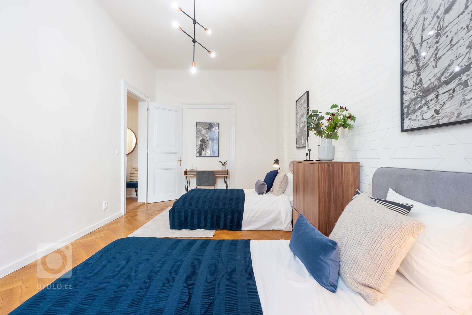 Byt pro rodinu žijící částečně v zahraničí a částečně v ČR. Když je rodina v cizině, byt slouží jako Airbnb apartmán, z toho vycházelo částečně i zařízení a…