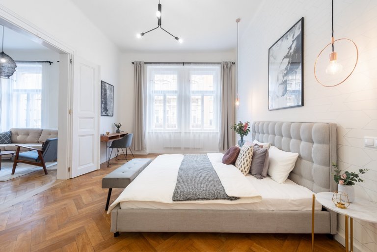 Byt pro rodinu žijící částečně v zahraničí a částečně v ČR. Když je rodina v cizině, byt slouží jako Airbnb apartmán, z toho vycházelo částečně i zařízení a…