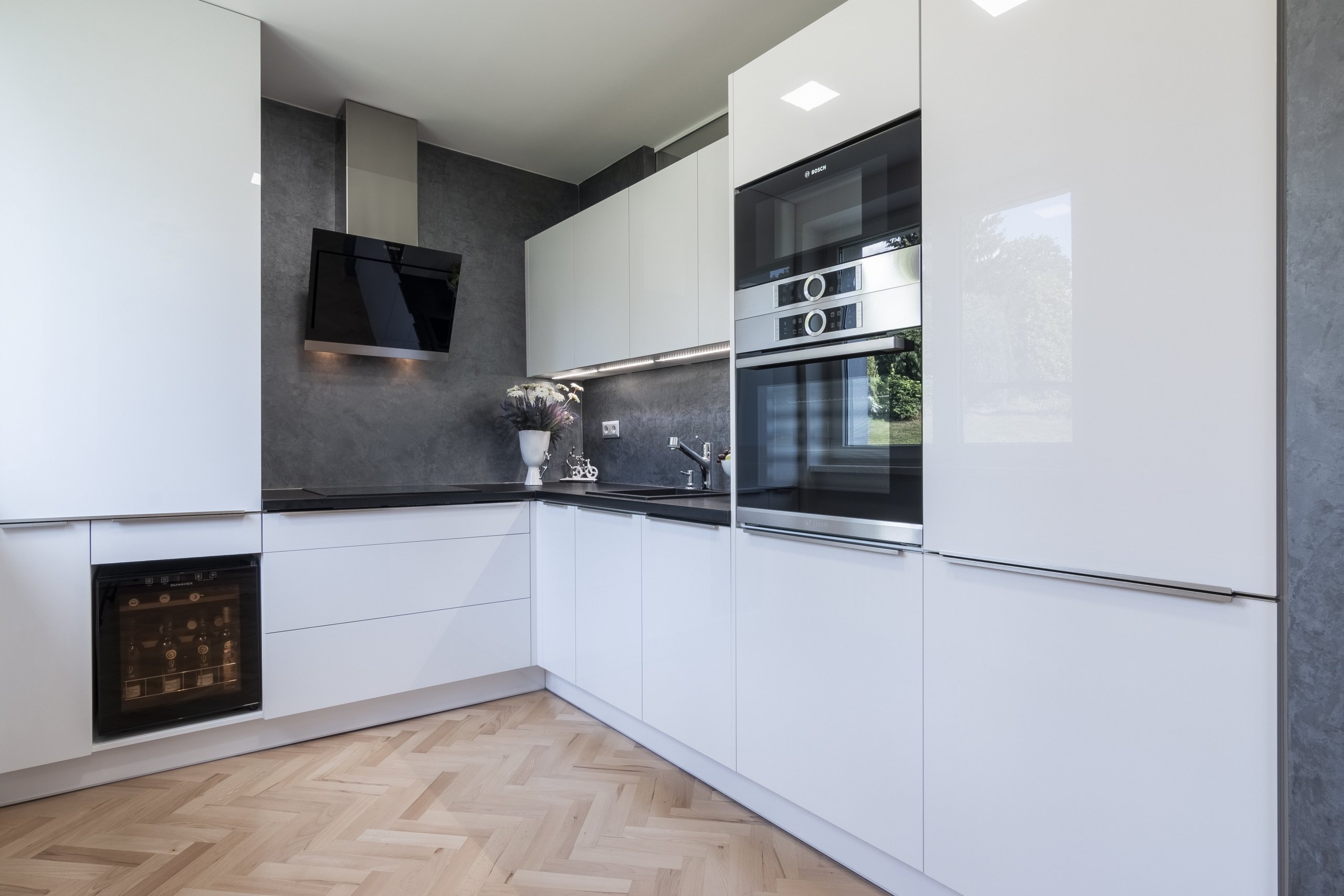 Navržený koncept celého bytu vychází z přání klientky Katky. Preferuje jednoduchost, moderní styl, luxusní materiály a šedé odstíny. Kontrastní…