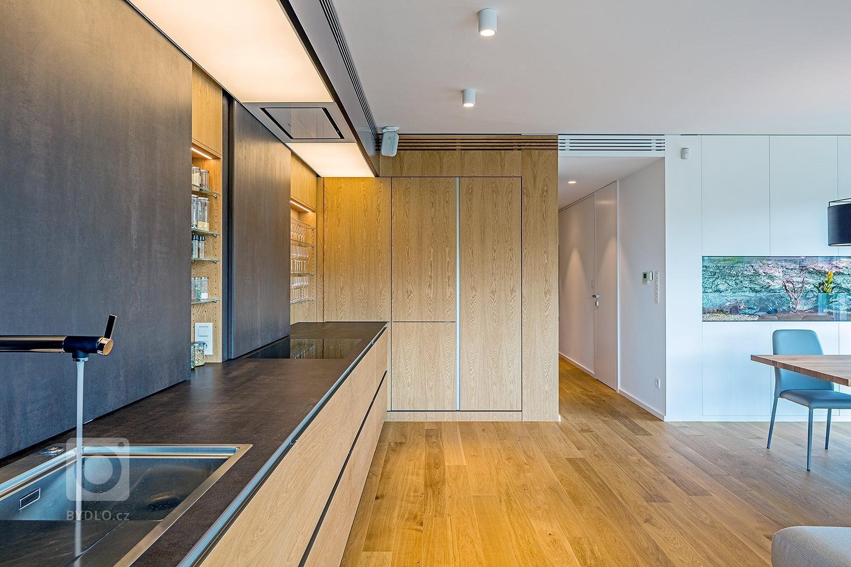 Velkometrážní&nbsp;byt v rezidenčním objektu Villa Vista je především o výhledu, ke kterému stačilo dodělat interiér, který ho nezkazí. Byt je navzdory…