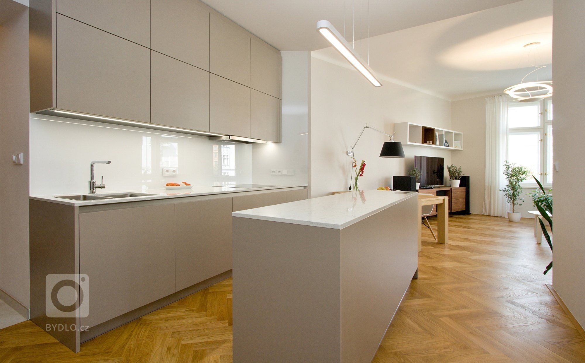 Kuchyň BEECK KÜCHEN - provedení kuchyně je melamin K069 Steingrau, bezúchytkový systém nerez, doplňky Blanco. Pracovní deska je Technistone Noble Carrara, 20…