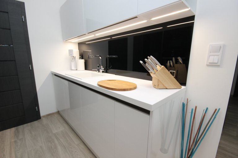 Moderní vzhled definovaný našimi designéry. Maja bronz a bílá lesk... ve velmi kvalitním rozvržení.&nbsp;
