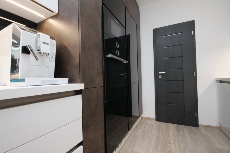 Moderní vzhled definovaný našimi designéry. Maja bronz a bílá lesk... ve velmi kvalitním rozvržení.&nbsp;
