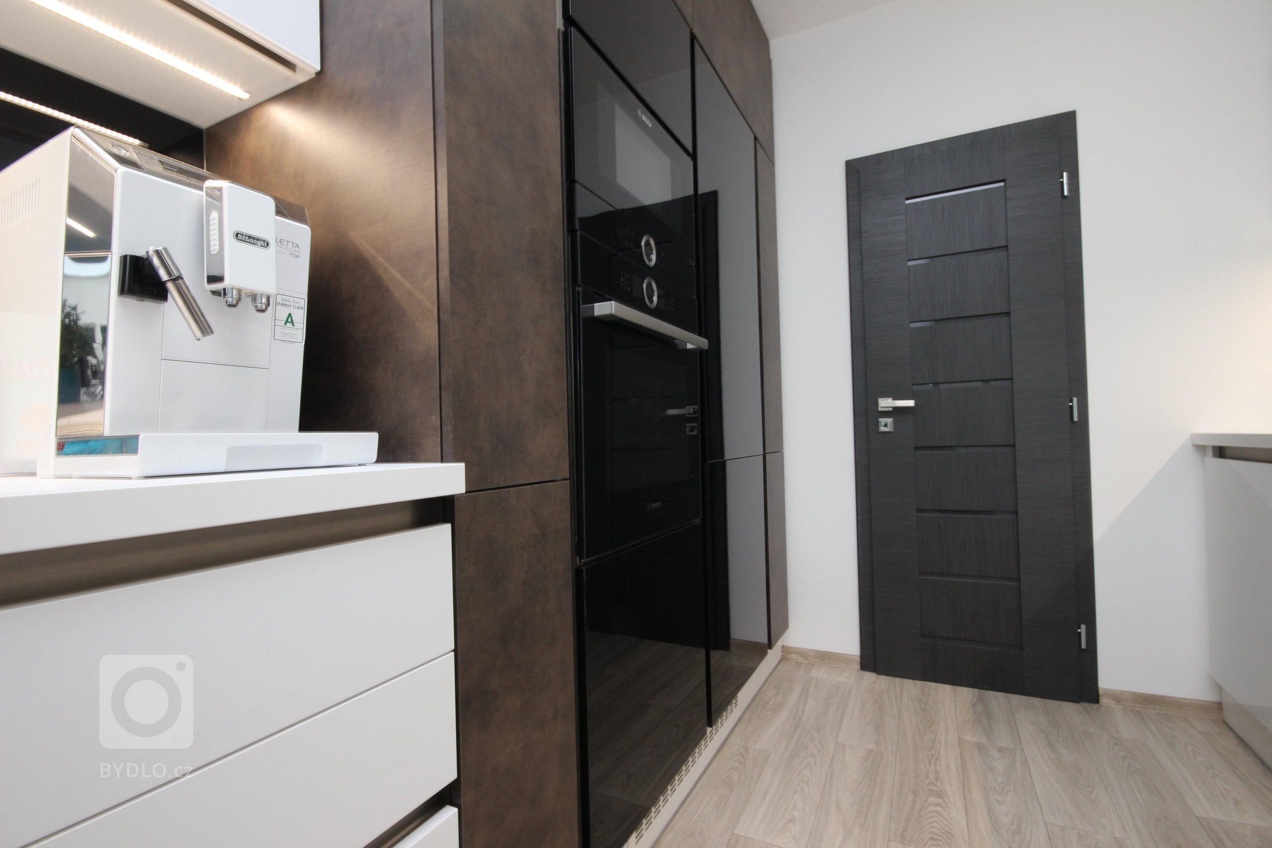 Moderní vzhled definovaný našimi designéry. Maja bronz a bílá lesk... ve velmi kvalitním rozvržení.&nbsp;

