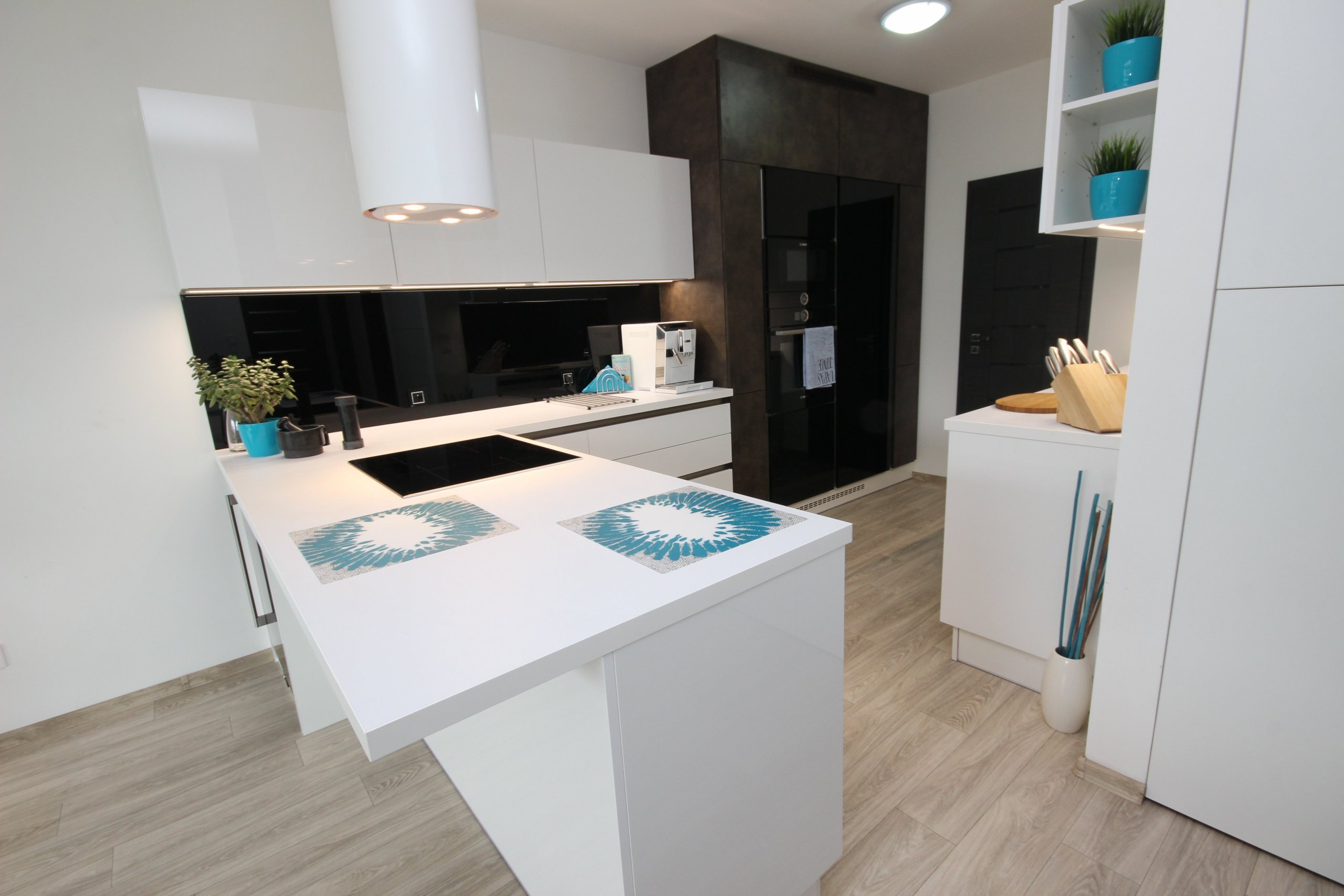 Moderní vzhled definovaný našimi designéry. Maja bronz a bílá lesk... ve velmi kvalitním rozvržení.&nbsp;
