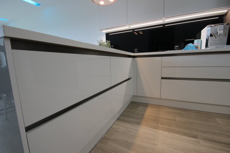 Moderní vzhled definovaný našimi designéry. Maja bronz a bílá lesk... ve velmi kvalitním rozvržení.&nbsp;
