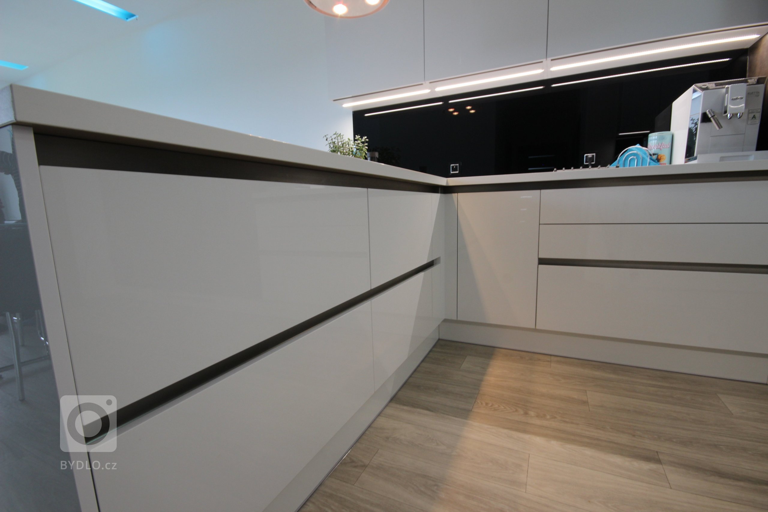 Moderní vzhled definovaný našimi designéry. Maja bronz a bílá lesk... ve velmi kvalitním rozvržení.&nbsp;
