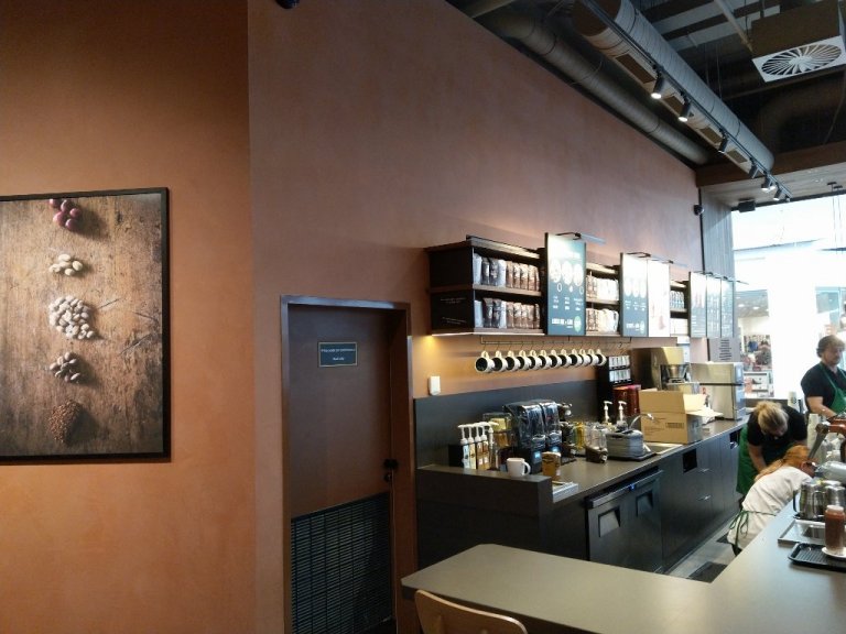 Dle přesného zadání architektů na odstín a techniku dekorativní stěrky bylo realizováno v nově vznikajícím interiéru kavárny Starbucks v Liberci.
