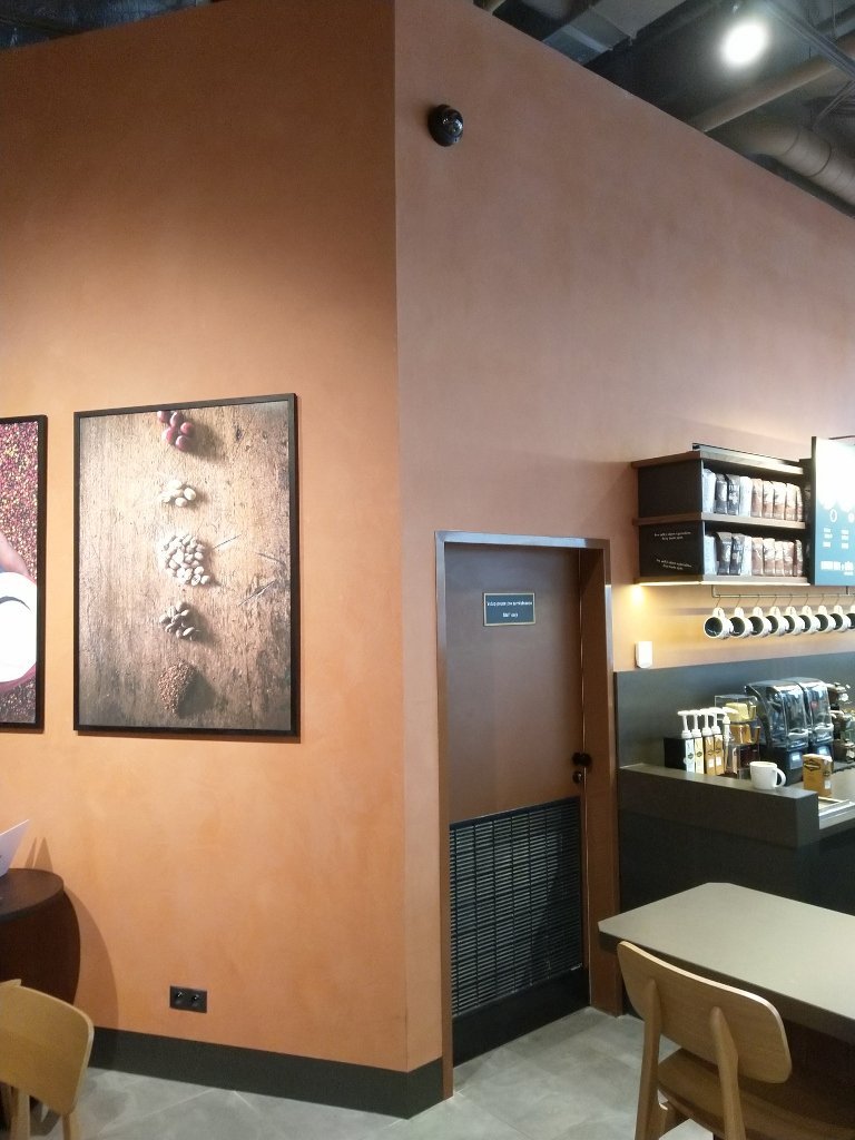 Dle přesného zadání architektů na odstín a techniku dekorativní stěrky bylo realizováno v nově vznikajícím interiéru kavárny Starbucks v Liberci.
