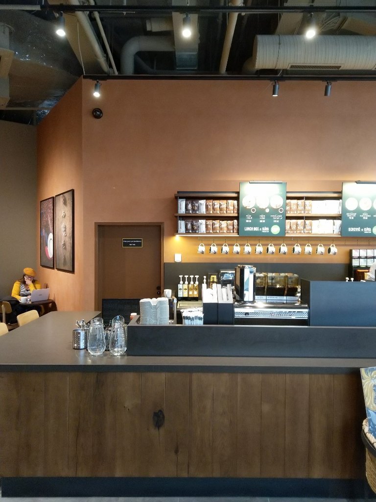 Dle přesného zadání architektů na odstín a techniku dekorativní stěrky bylo realizováno v nově vznikajícím interiéru kavárny Starbucks v Liberci.
