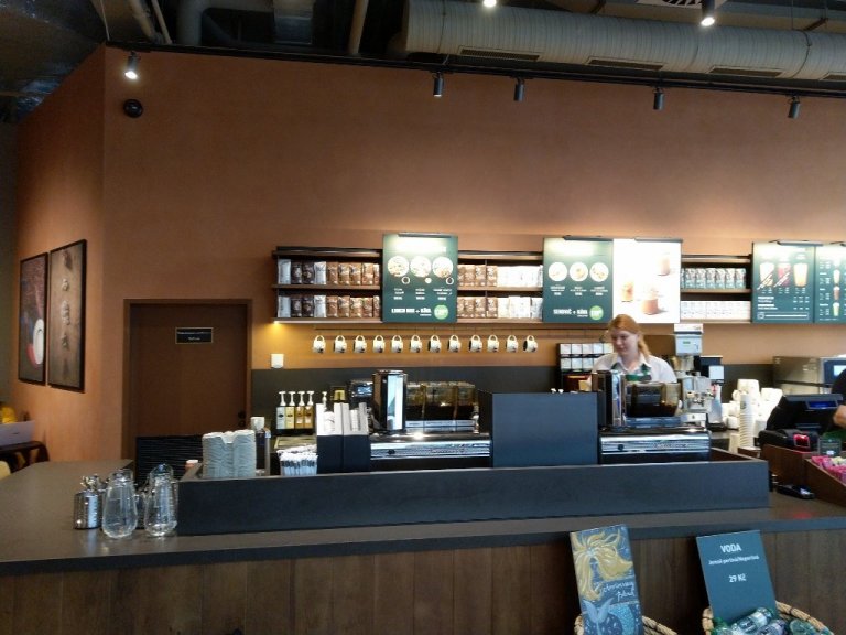 Dle přesného zadání architektů na odstín a techniku dekorativní stěrky bylo realizováno v nově vznikajícím interiéru kavárny Starbucks v Liberci.
