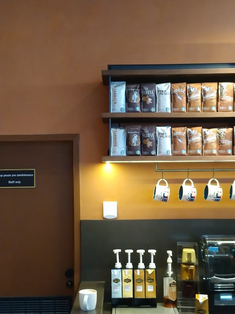 Dle přesného zadání architektů na odstín a techniku dekorativní stěrky bylo realizováno v nově vznikajícím interiéru kavárny Starbucks v Liberci.
