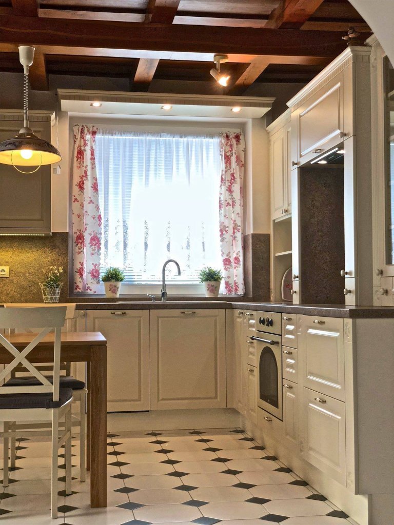 Tentokrát rustikální kuchyně s jídelnou, úžasným stropem a podlahou.&nbsp;Lakovaná slonová kost, dekor kamene a masivní dub, dýha a kondesign.&nbsp;Pár detailů…